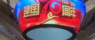 公司花20萬(wàn)裝修的會(huì)議室，竟被客戶吐槽‘像網(wǎng)吧’？高級(jí)感會(huì)議室的屏幕選擇秘訣”